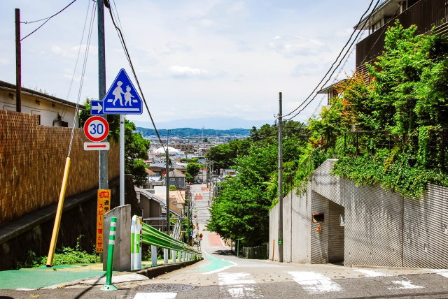 世田谷区の風景（岡本三丁目の坂）せたがや百景