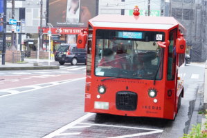 イケバス（池袋の街を循環する真っ赤な電気バス）