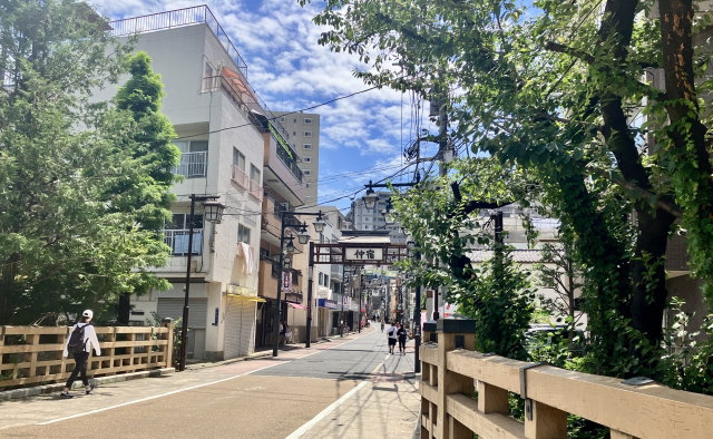 板橋区の風景（板橋から眺める仲宿の看板と旧中山道）