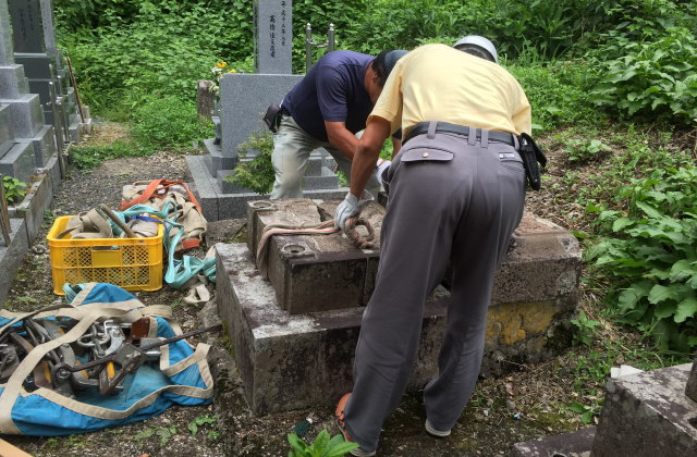 墓石の解体・撤去作業