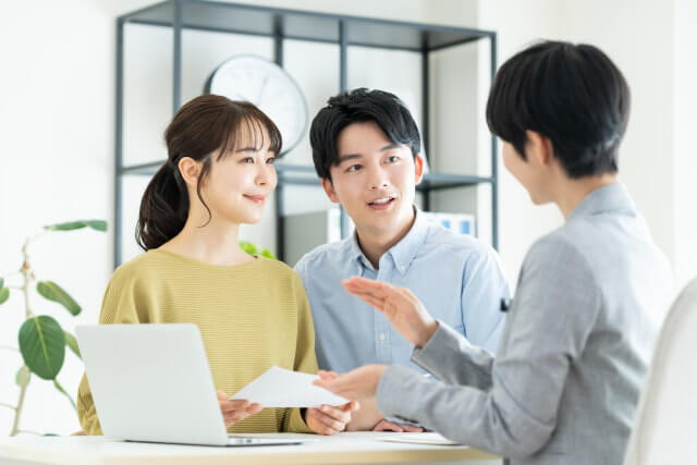 葛飾区金町の大塚法務行政書士事務所へ墓じまい・改葬の無料相談をする夫婦